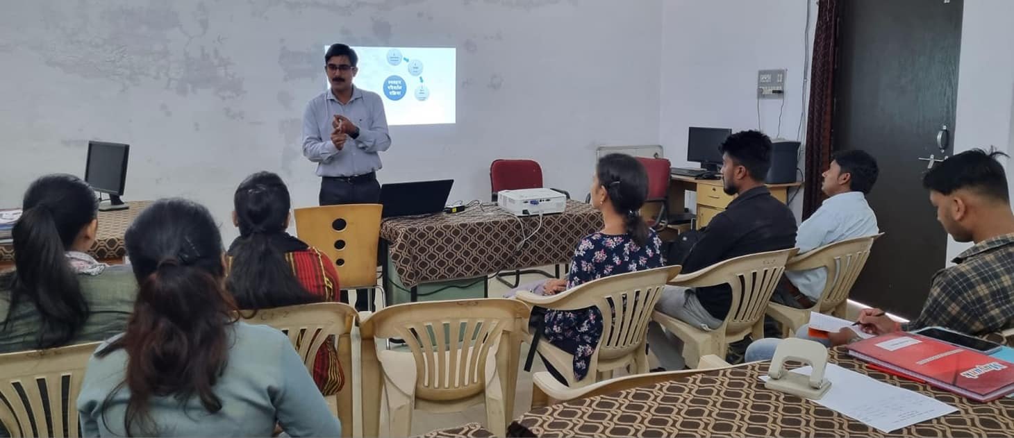 फेलोशिप स्टूडेंट और समाज सेवकों को दिया गया प्रशिक्षण