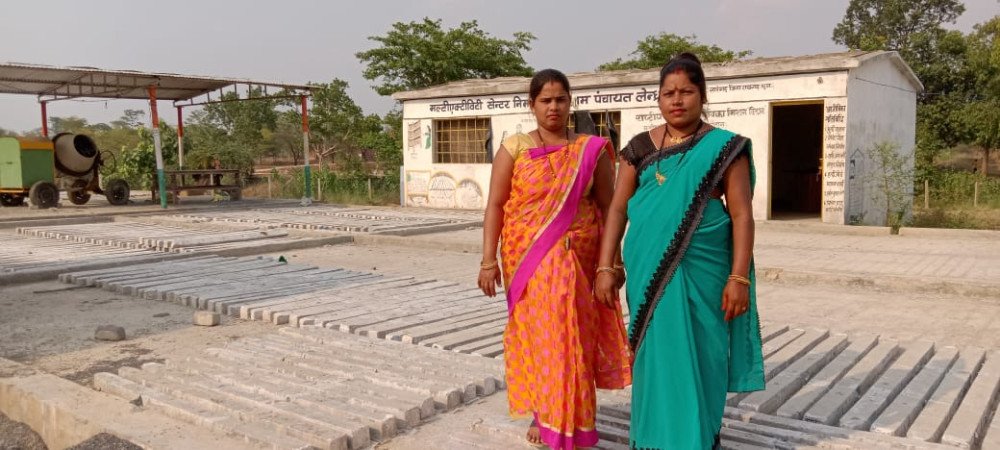 रोशनी समूह को सीमेंट के पोल निर्माण से 8 लाख की शुद्ध आमदनी
